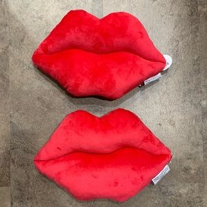NWT Lip Shaped Pillow Set